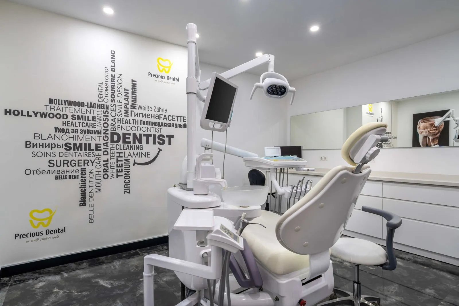 Gabinet zabiegowy kliniki Precious Dental w Antalyi — fotel dentystyczny i unit
