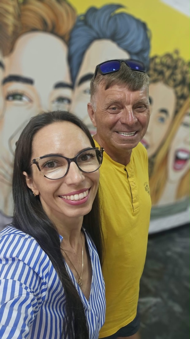 Renata z pacjentem w żółtej koszulce w klinice po zakończonej wizycie