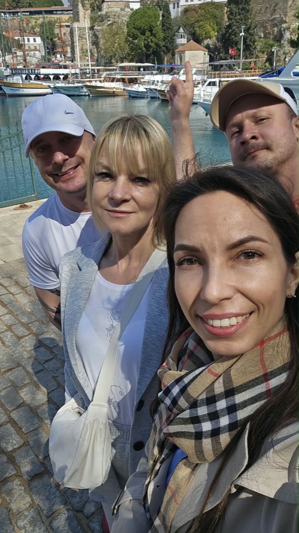 Renata z trojgiem pacjentów w starym porcie w Antalyi między wizytami