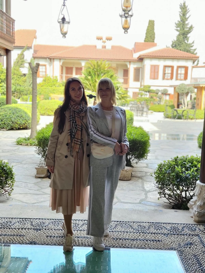 Renata z pacjentką na dziedzińcu w Kaleiçi