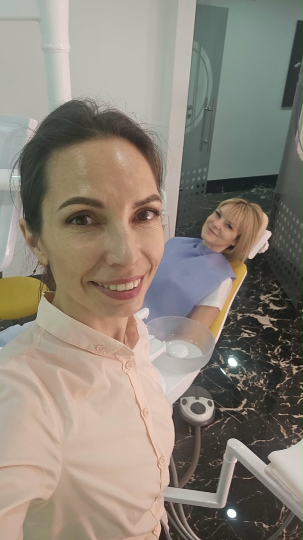 Renata przy pacjentce siedzącej na fotelu stomatologicznym w gabinecie