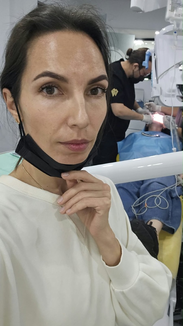 Renata w gabinecie podczas zabiegu — w tle lekarz przy pacjencie