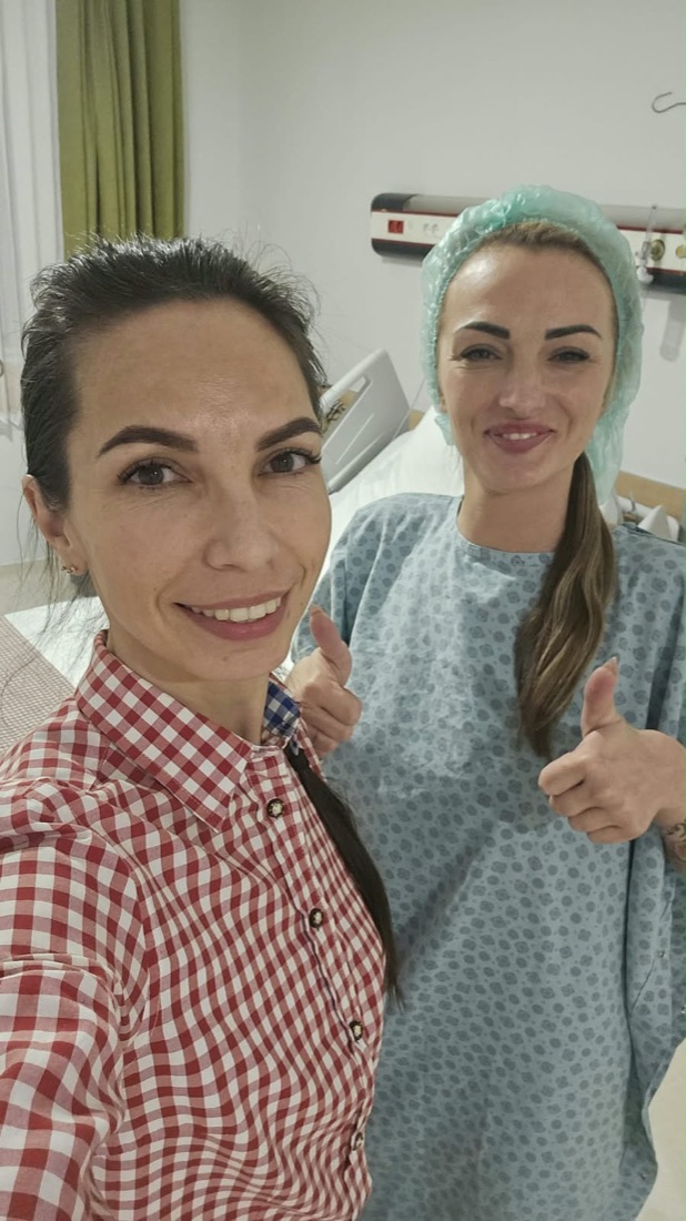 Renata z pacjentką w czepku i fartuchu zabiegowym przed zabiegiem