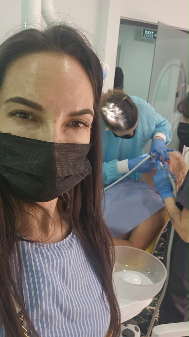 Renata w maseczce towarzyszy pacjentce podczas zabiegu