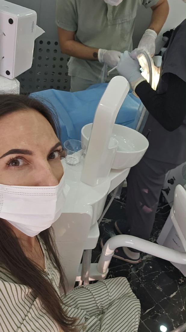 Renata w maseczce przy fotelu stomatologicznym w trakcie zabiegu