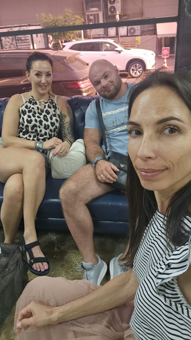 Renata z parą pacjentów odpoczywających wieczorem po wizycie